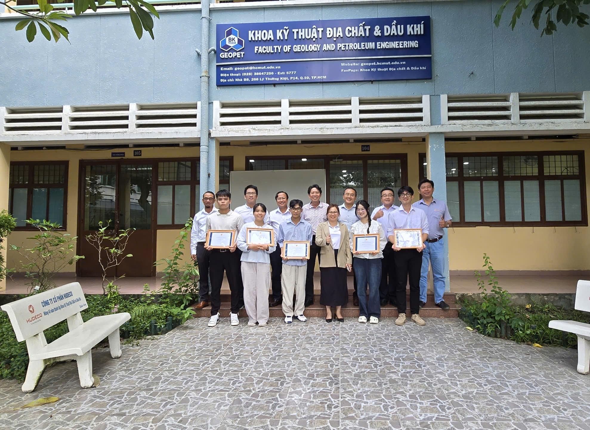 Đại diện quỹ học bổng Mặt trời bé con trao học bổng cho một số em sinh viên gặp khó khăn nhưng có thành tích học tập xuất sắc