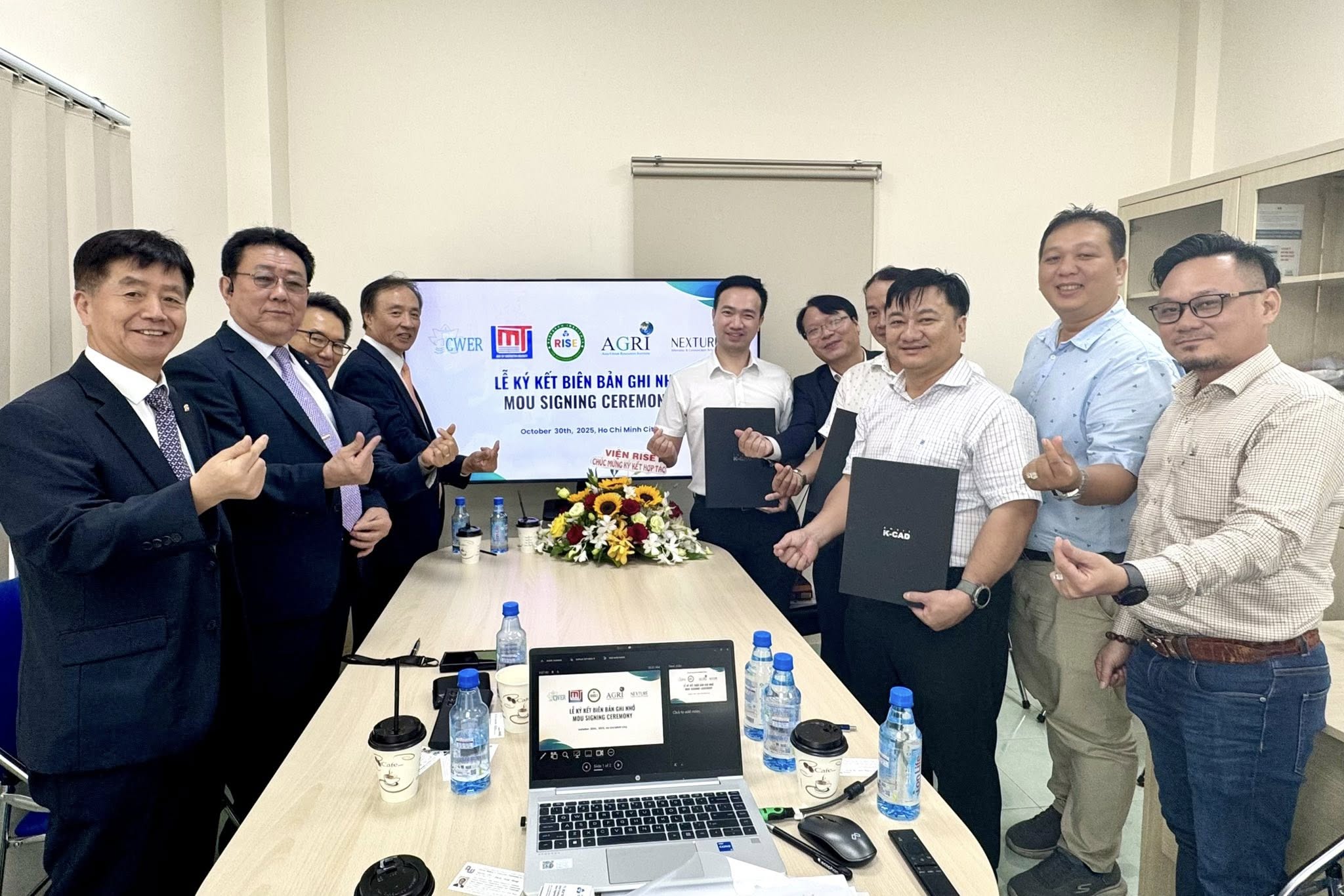 Đại diện Viện nghiên cứu năng lượng bền vững (RISE) - Trường ĐH Bách Khoa - ĐHQG Tp. HCM ký kết hợp tác với một số đối tác