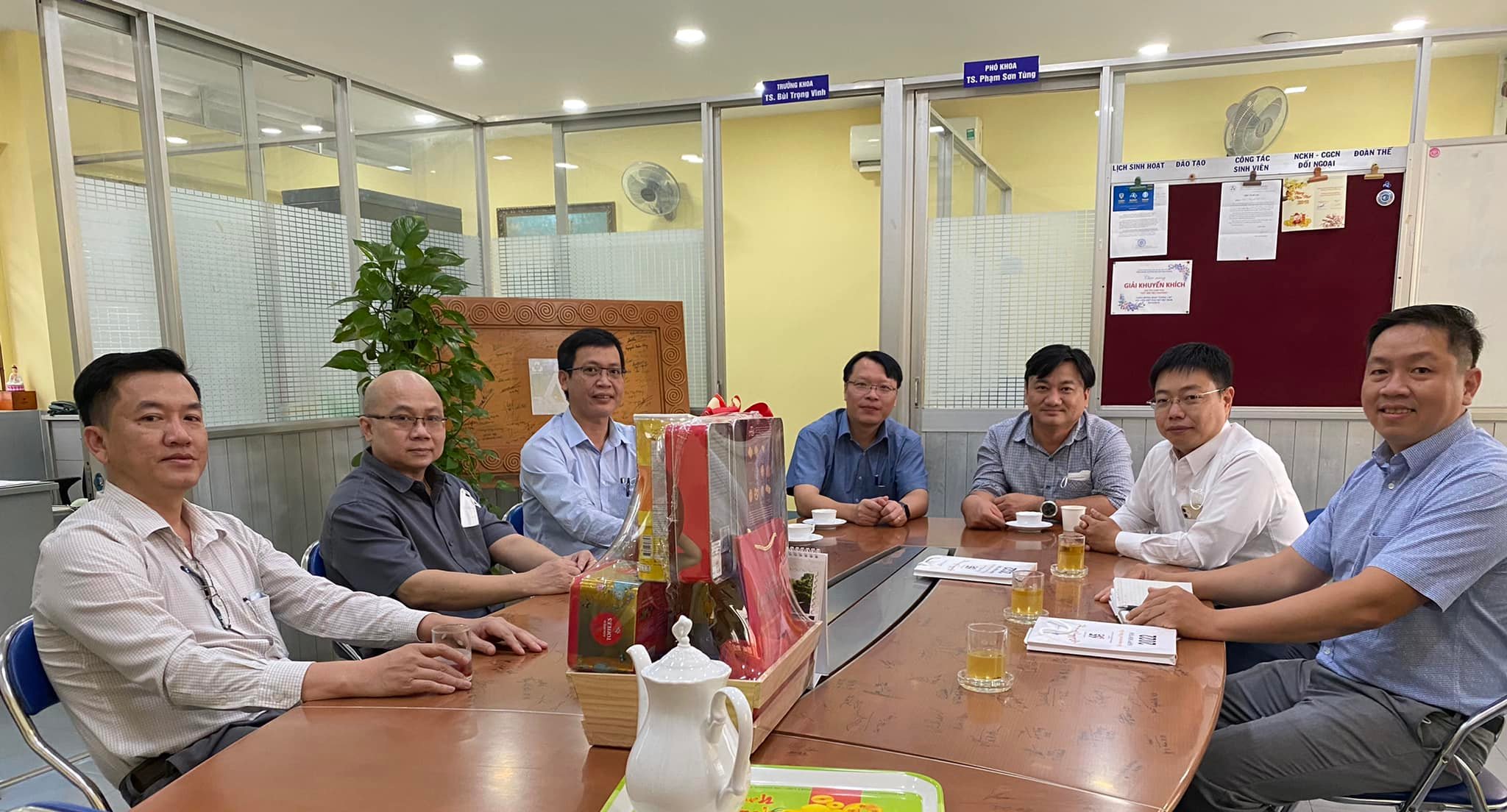 Welcoming business directors Okasanlivic (Japan), AT$T Company, Cwer Center, Thanh Khoi Consulting Company.