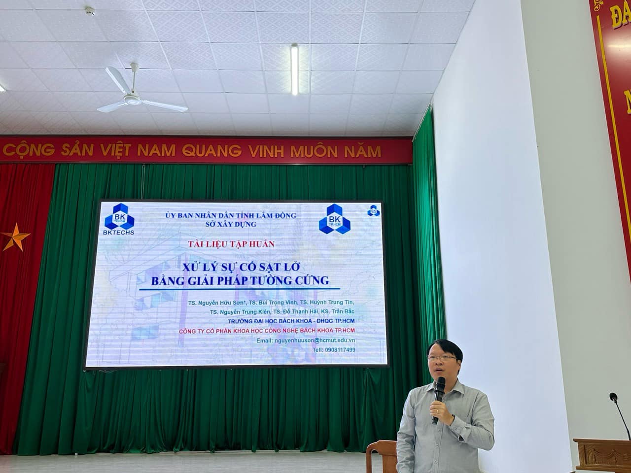 Conference on training for licensing work, structural design of slope structures, and retaining walls in Lâm Đồng province.