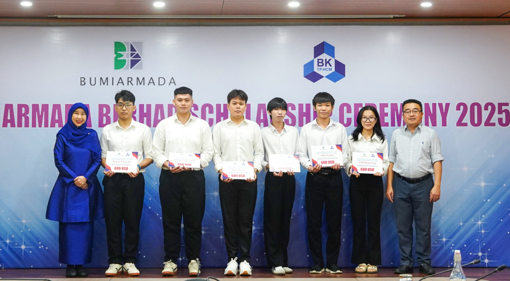 Sinh viên khoa và sinh viên các khoa khác của trường nhận học bổng Bumi Armada Berhad