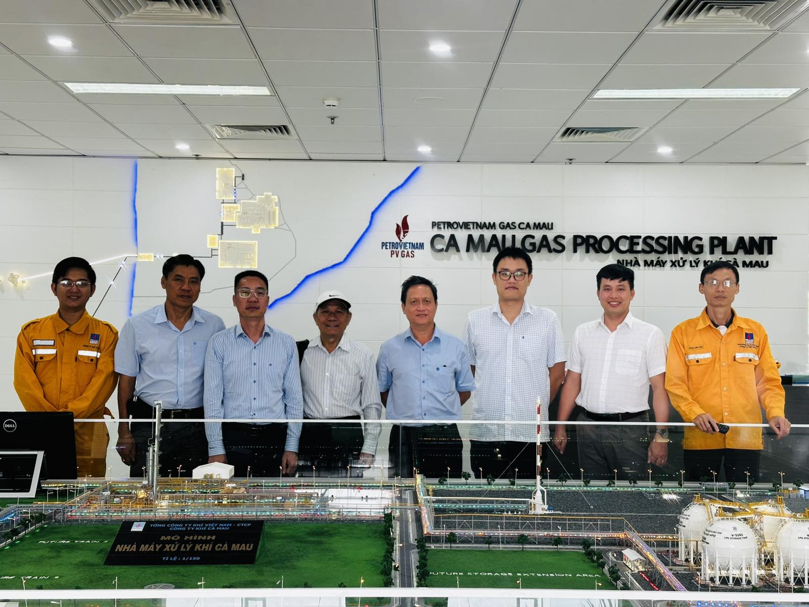Tham quan hệ thống nhà xưởng, quy trình sản xuất và trao đổi, thảo luận về các nội dung hợp tác tiềm năng giữa hai bên với Công ty khí Cà Mau.