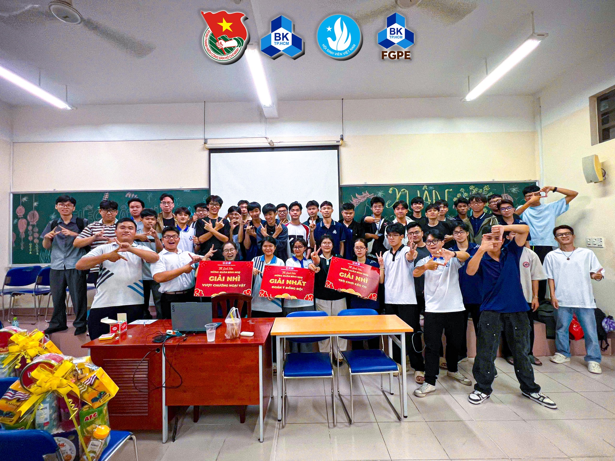 [TẾT SINH VIÊN 2026] - Sôi nổi các hoạt động nội bộ của sinh viên Khoa Kỹ thuật Địa chất và Dầu khí